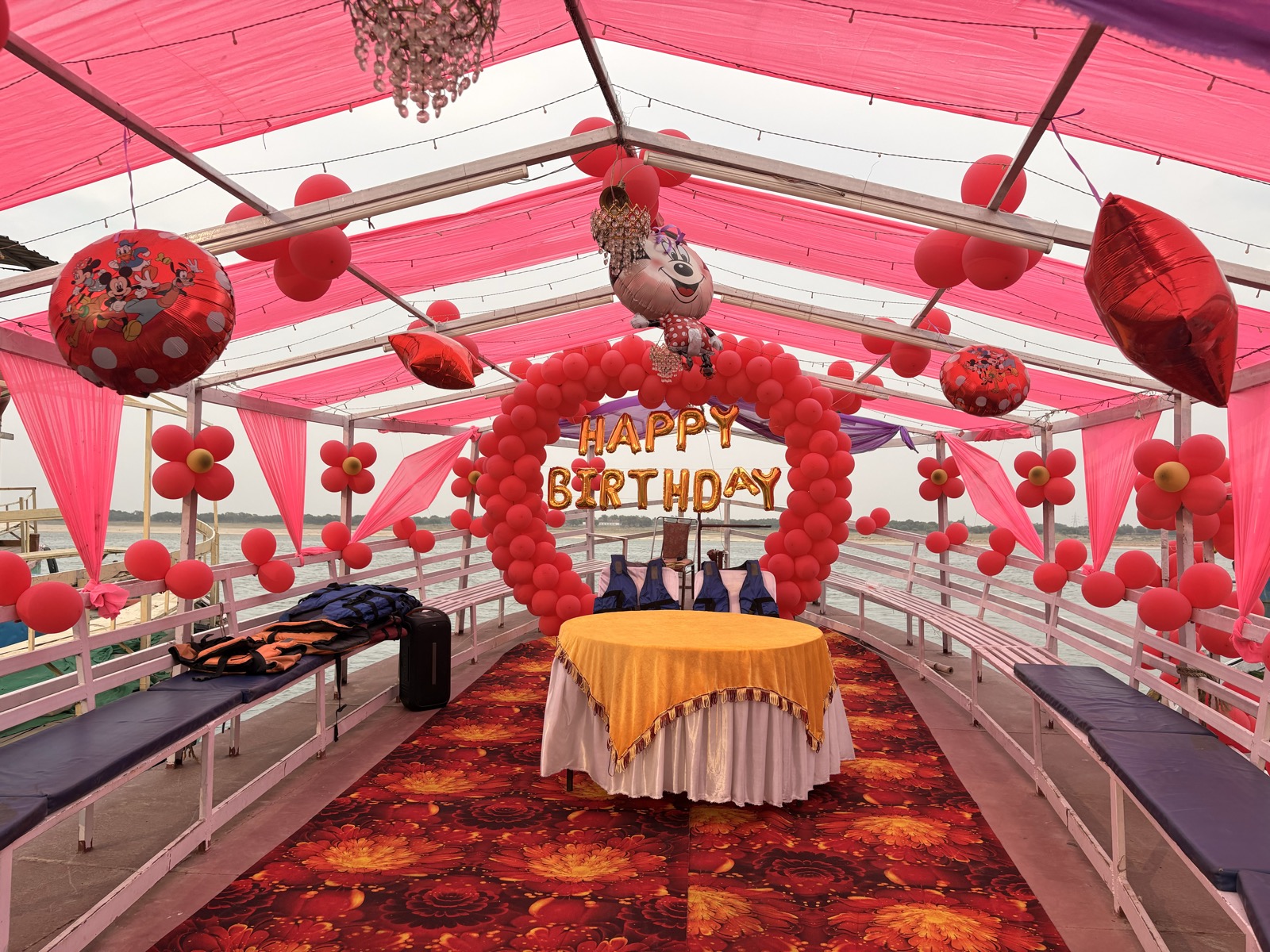 Balloon arch & cake table – Varanasi boat event